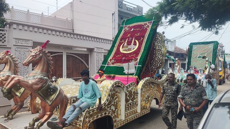 दरगाह में पेश की गईं चादर