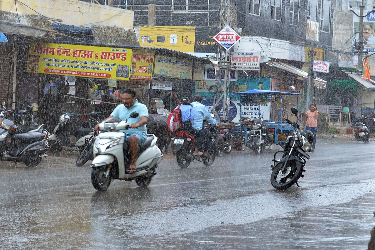 Weather Update : सुबह से दोपहर तक चला बारिश का दौर, सड़कों पर बहा पानी