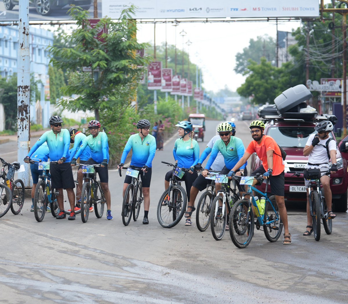 विदेशियों के साथ पातालकोट तक साइकिल सफारी, देखें फोटो