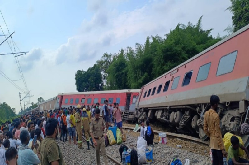 Dibrugarh Express derails in Gonda
