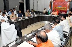 Azamgarh News: मुख्यमंत्री ने डीएम और एसपी समेत अधिकारियों की लगाई क्लास, बोलें
भी सुधर जाएं नहीं तो जिम्मेदारी होगी तय - image