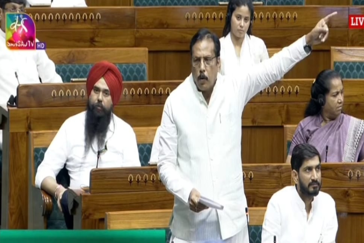 Mau News: संसद में दिखा राजीव राय का शायराना अंदाज, पूर्वांचल की समस्याओं के लिए
सरकार पर जम कर बरसे