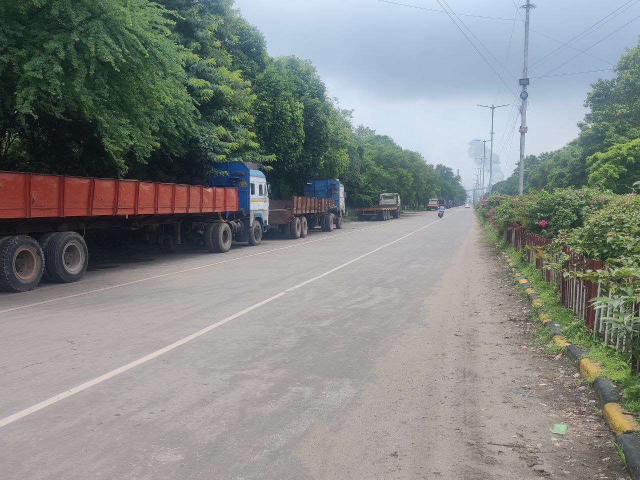 बीएसपी मेनगेट पर भारी वाहनों की पार्किंग, खूबसूरती पर बट्टा