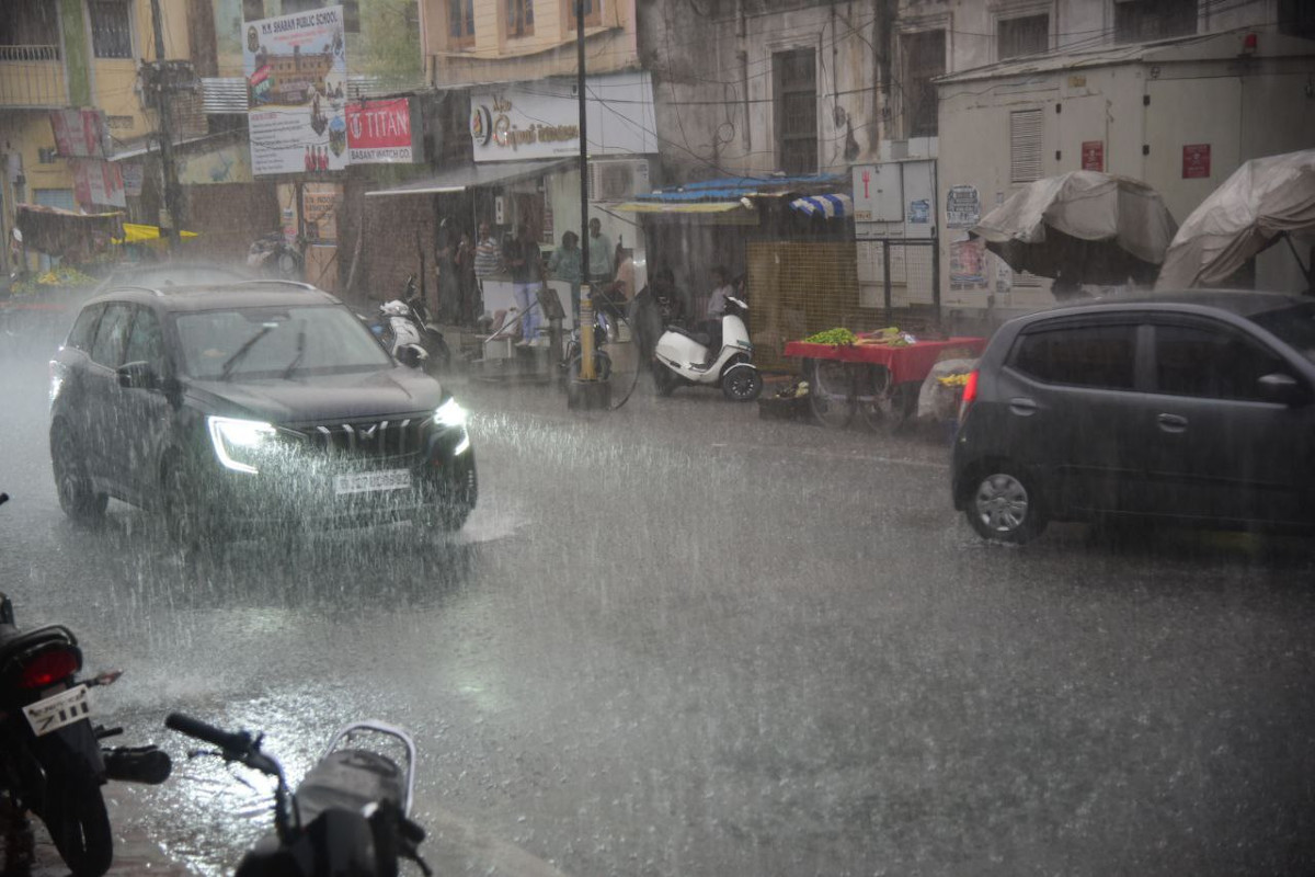 UP Rain Alert: पूर्वी और पश्चिमी UP के कई जिलों में भारी बारिश, मौसम विभाग ने
जारी किया Alert