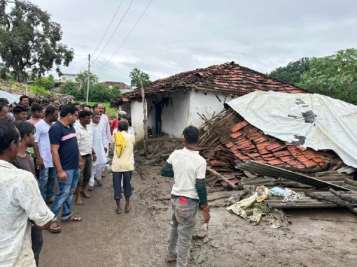 ध्वस्त मकान के हालात देखते ग्रामीण।