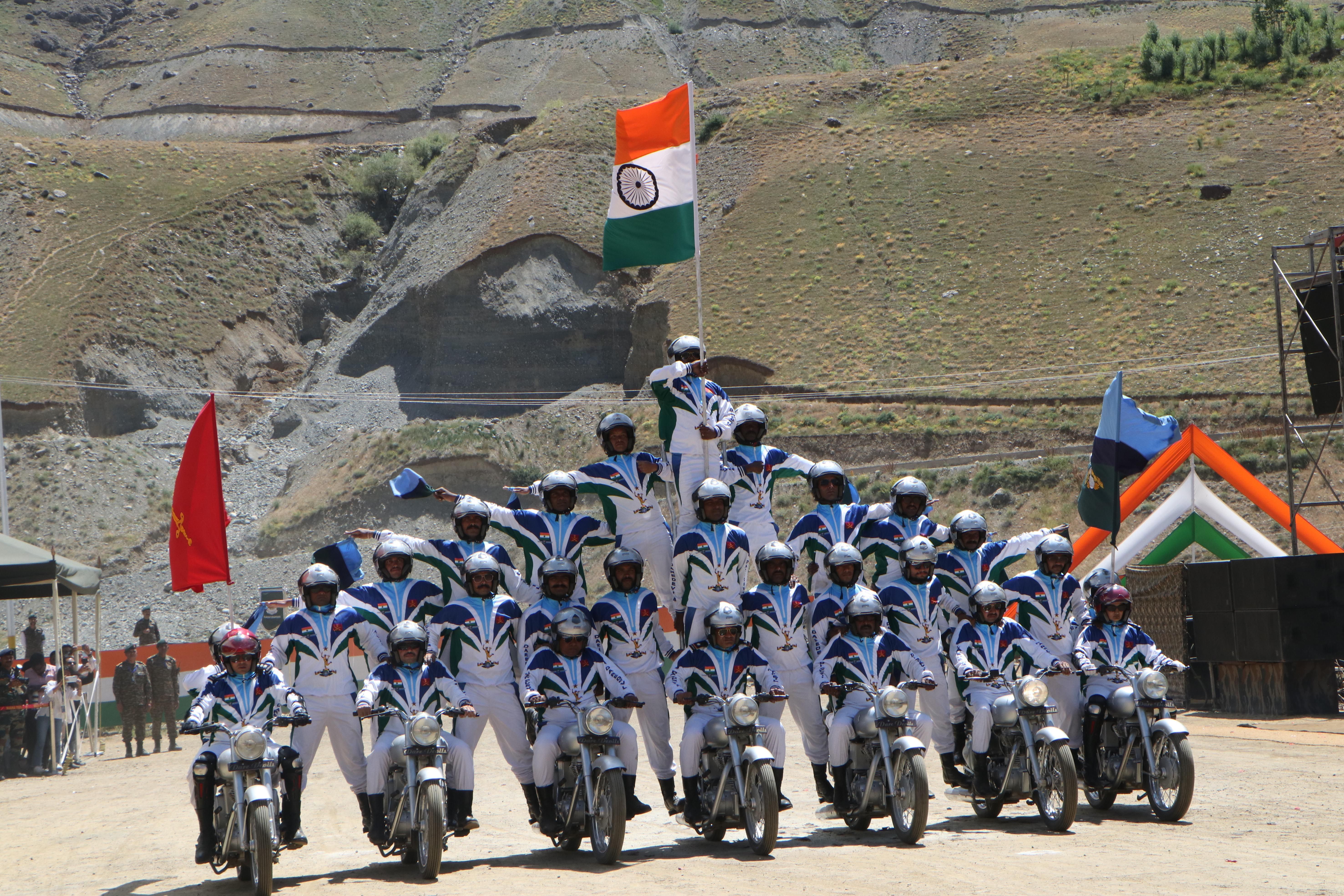 Kargil Vijay Diwas : कारगिल विजय दिवस के स्मृति समारोह में सैनिकों ने दिखाया
करतब