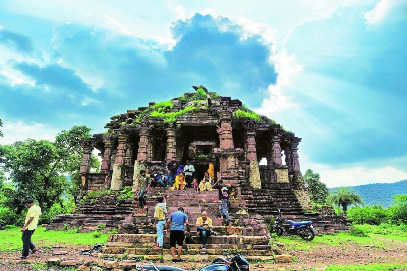 तहसील से ठीक 30 किलोमीटर की दूरी पर स्थित रामगढ़ क्रेटर, इसे विश्व की 200वीं धरोहर का संवैधानिक दर्जा मिला है। इन दिनों इसका नजारा खासा मनोरम बन गया है। अब यहां पर विदेशी पर्यटकों का भी आना शुरू हो गया है। रामगढ़ के साथ साथ भंडदेवरा, जिसे मिनी खजुराहो का दर्जा दिया गया है। वह भी लोगों का ध्यान आकर्षित कर रहा है।