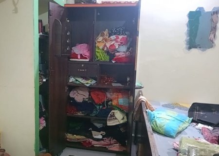 घर में बिखरा पड़ा सामान