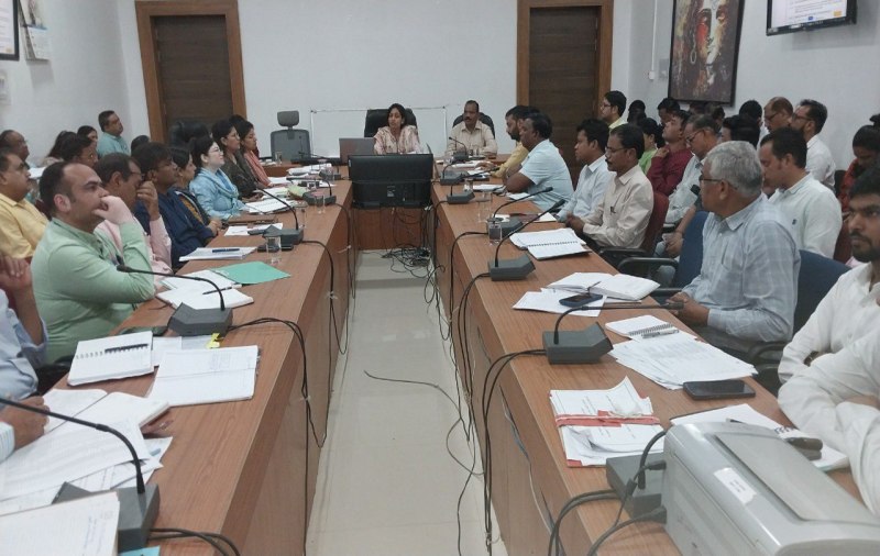 बैठक में अधिकारियों को निर्देश देतीं कलेक्टर।