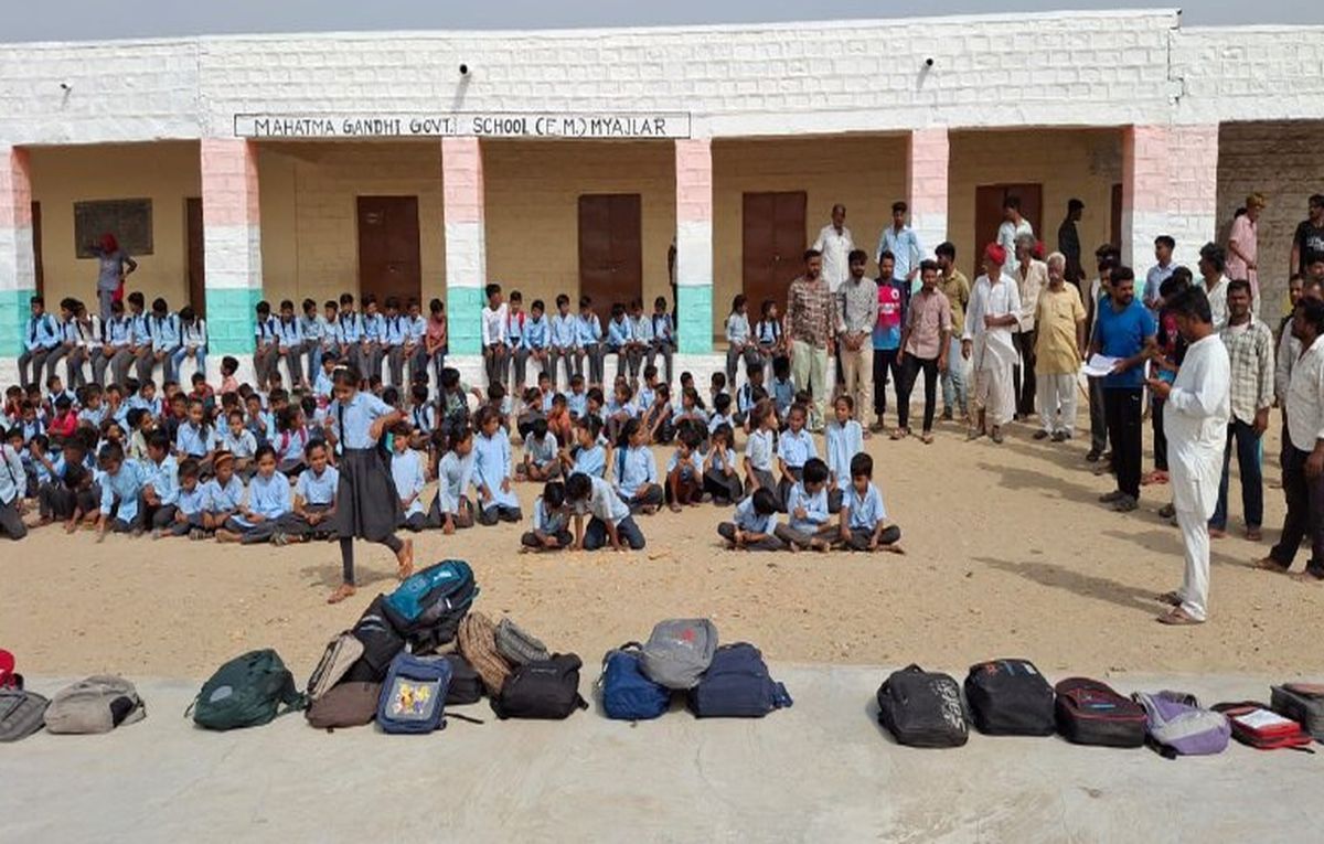 Watch Video: गुस्साए ग्रामीणों ने लगाया स्कूल का ताला