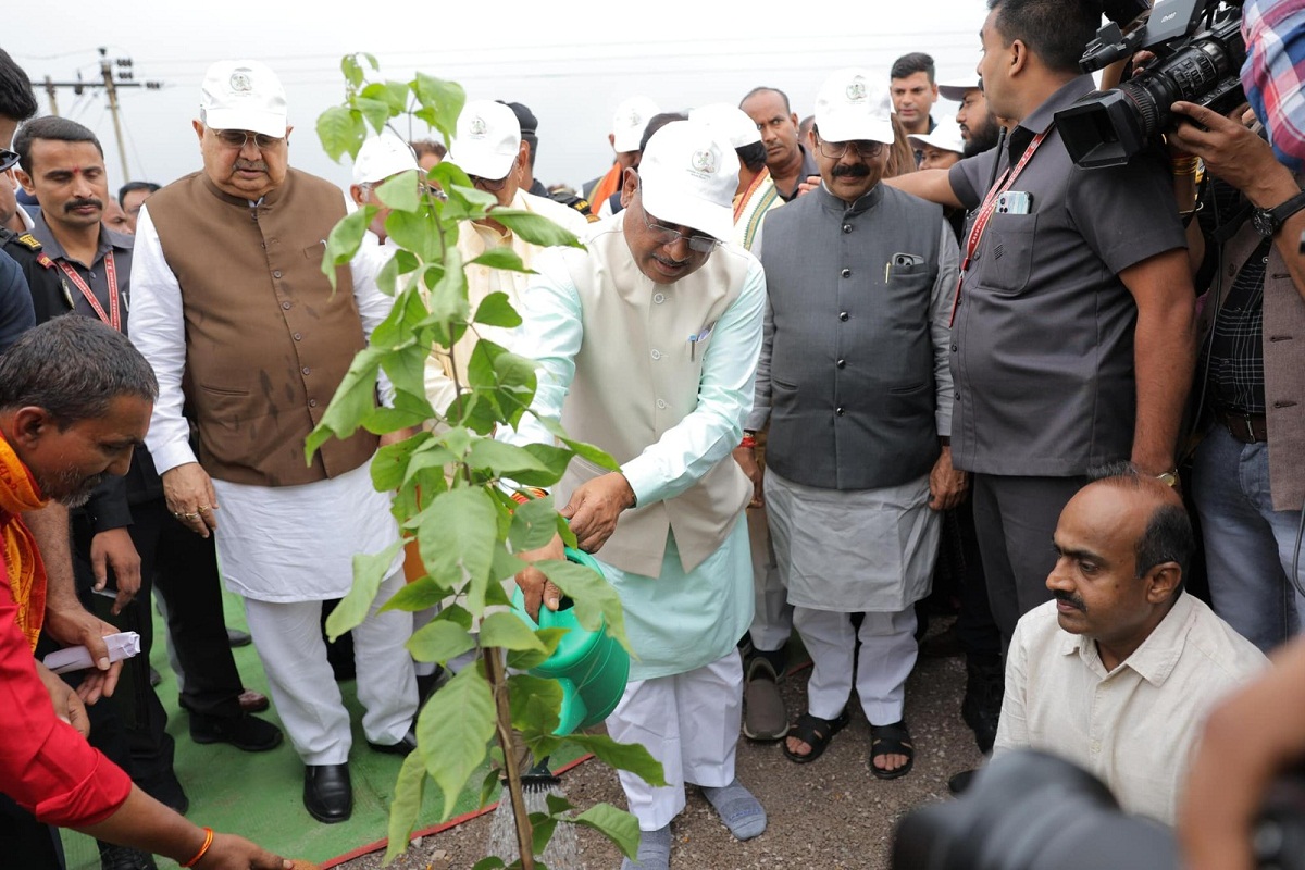 Chhattisgarh News: ‘एक पेड़ मां के नाम’….विधानसभा आवासीय परिसर में CM साय ने
लगाया बेल का पौधा, इन नेताओं ने भी किया वृक्षारोपण, देखें Photos
