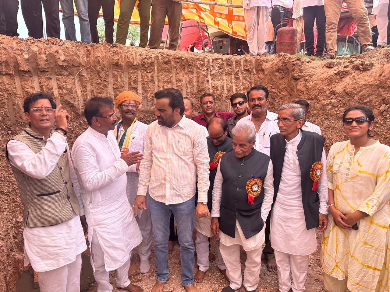 अठियासन में मंगलाचरण के साथ भूमि पूजन कर रखी जय स्तंभ निर्माण की नींव