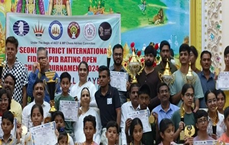 प्रतियोगिता के विजेता हुए पुरस्कृत।