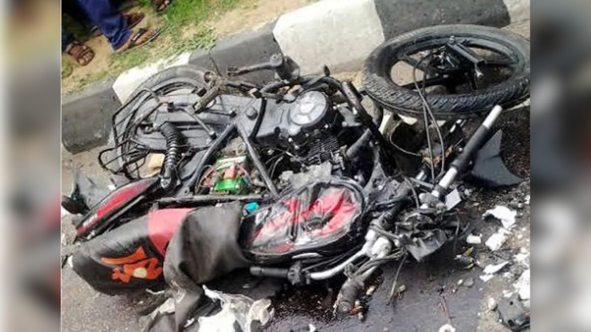 CG Road Accident: कार और बाइक के बीच सीधी टक्कर के बाद लगी आग, बाल-बाल बचे लोग,
एक गंभीर