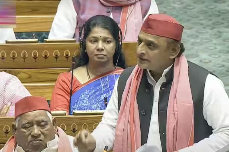 Akhilesh Yadav: अखिलेश यादव का शिक्षा मंत्री धर्मेंद्र प्रधान पर ताबड़तोड़ हमला...लोकसभा में डिंपल ने किया इशारा