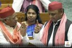 Akhilesh Yadav in Parliament: संसद में दहाड़ते रहे अखिलेश यादव, हाथ जोड़े खड़े
रहे अयोध्या के सांसद अवधेश प्रसाद - image