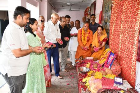 मंदिरों व आश्रमों में धार्मिक आयोजन, भक्तों की रही भीड़, भंडारे में पाया प्रसाद