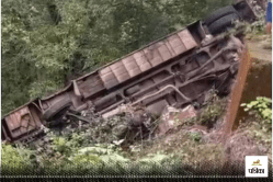Big Accident : सापुतारा घाट की खाई में गिरी 70 यात्रियों भरी बस, चारों तरफ मच गई
चीख पुकार - image