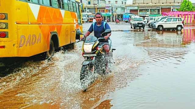 नेशनल हाइवे सड़क निर्माण का कार्य पहले हो जाना था, लेकिन यहां धीमी गति से काम के कारण यह स्थिति बनी। पालिका को नया बस स्टैंड से पानी निकासी की पर्याप्त व्यवस्था करने की जरूरत है।