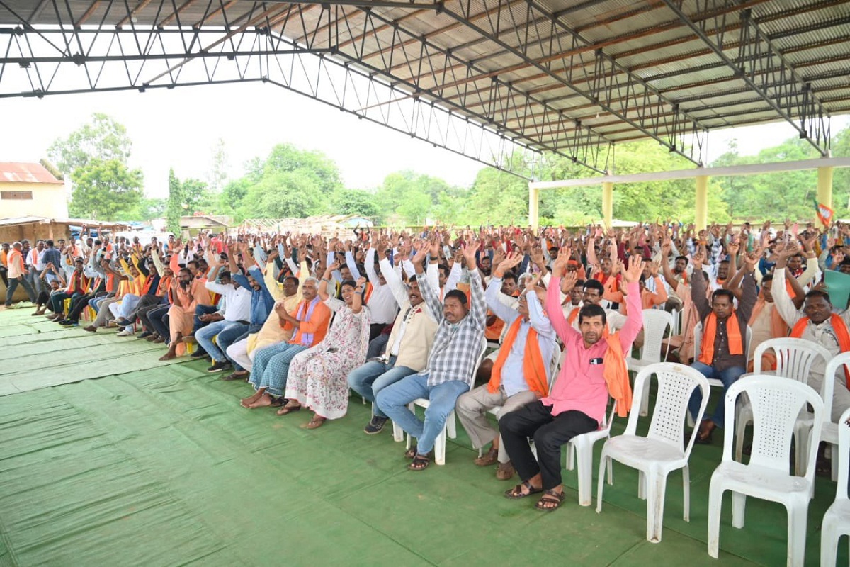 CG Politics: मतदाता आभार एवं अभिनंदन समारोह में शामिल हुए सांसद महेश कश्यप,
देखें तस्वीरें…