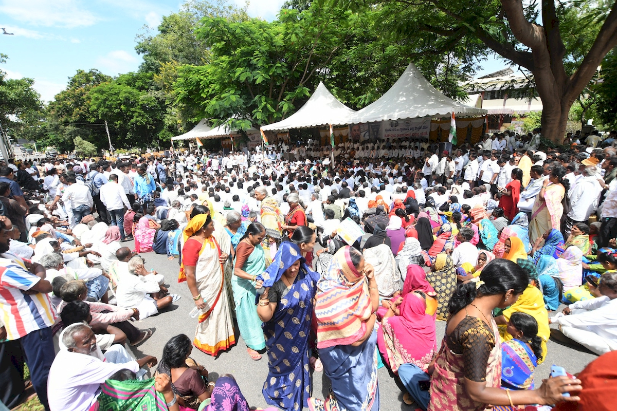 PHOTO मैसूरु में कांग्रेस सदस्‍यों ने किया केंद्र सरकार के खिलाफ शांतिपूर्ण
तरीके से प्रदर्शन