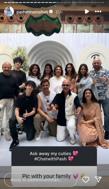 Hrithik Roshan Saba Azad Posing With Roshan Family