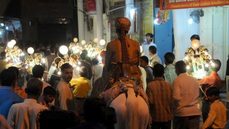 Chaos in Amroha over looting of money on bride and groom during farewell