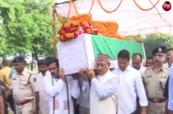 Raipur: मुख्यमंत्री व गृह मंत्री ने शहीद जवान को दिया कांधा - image