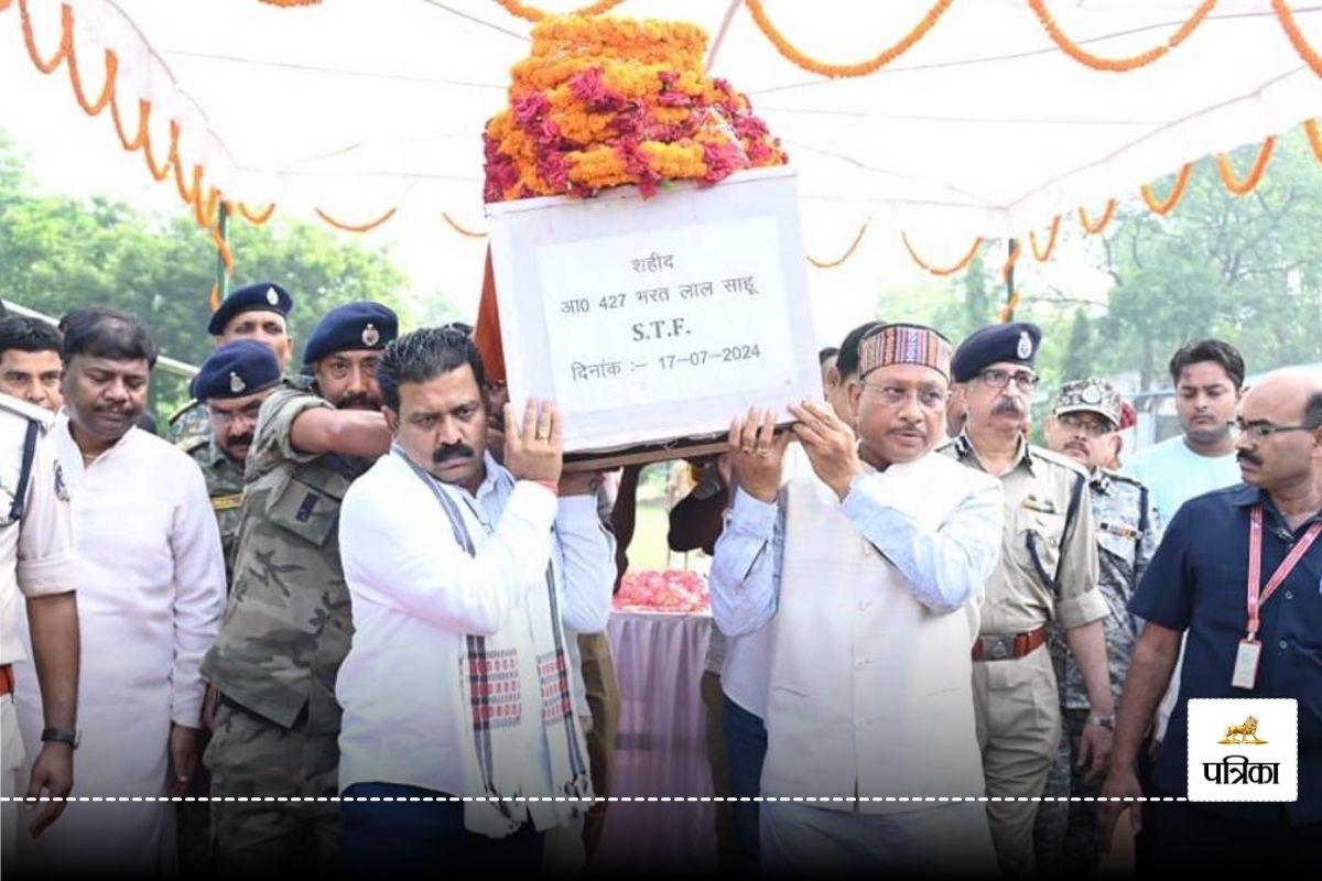 Bijapur IED Blast: धमाके में शहीद जवानों के पार्थिव शरीर को मुख्यमंत्री और गृहमंत्री ने दिया कंधा, देखें Video