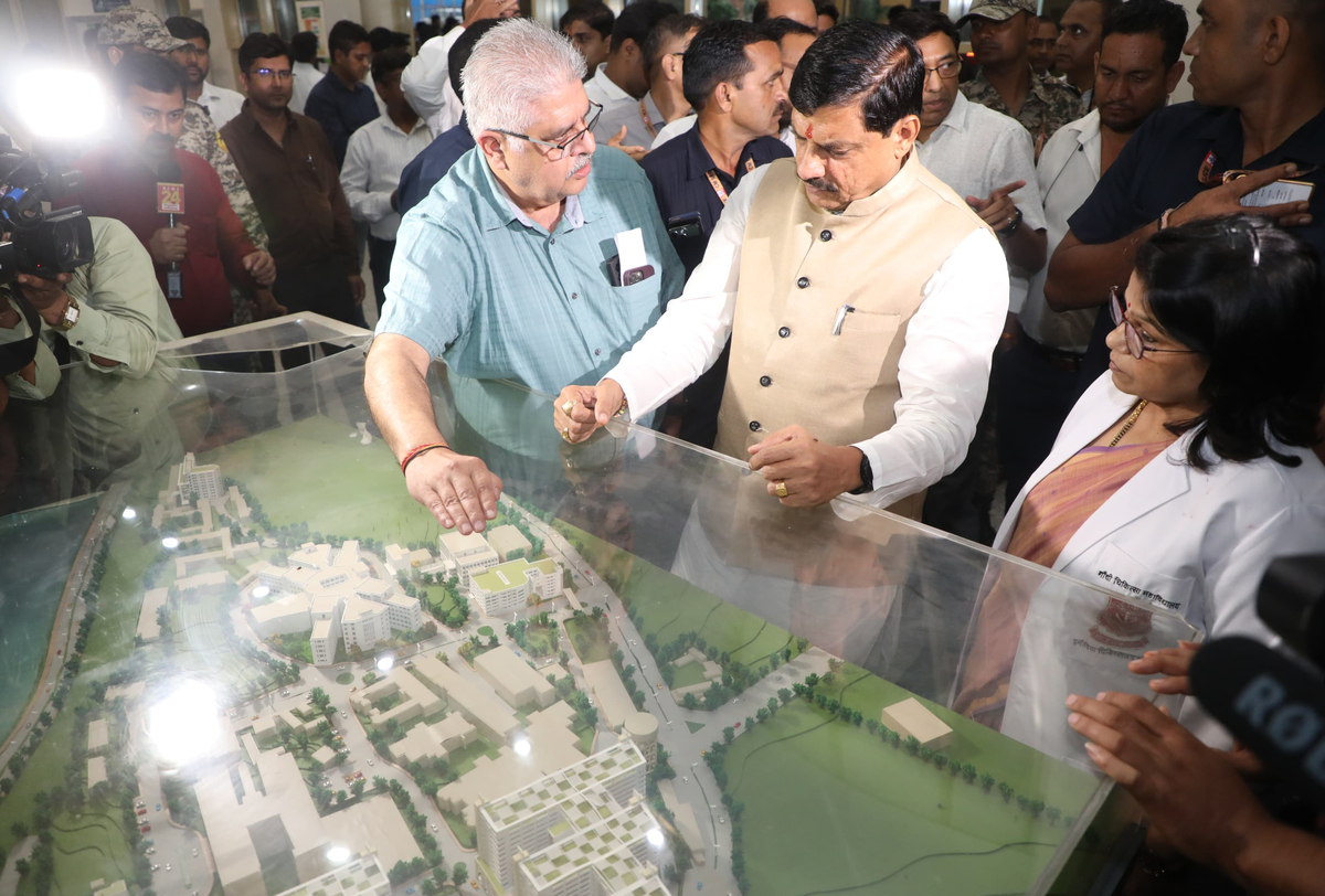 भोपाल आज मुख्यमंत्री मोहन यादव ने शाम को हमीदिया हॉस्पिटल का निरीक्षण किया। इस
दौरान सीएम ने मरीजों का हाल जाना। बच्चा वार्ड में बच्चो से मिले और उनको खिलाया ।