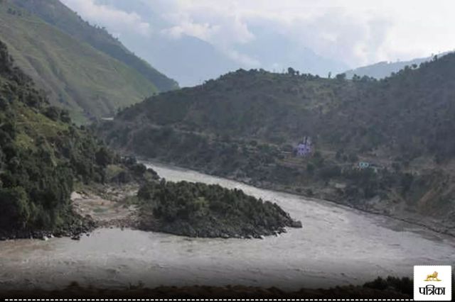  Youth commits suicide by jumping into Chenab river dead body found in Pakistan