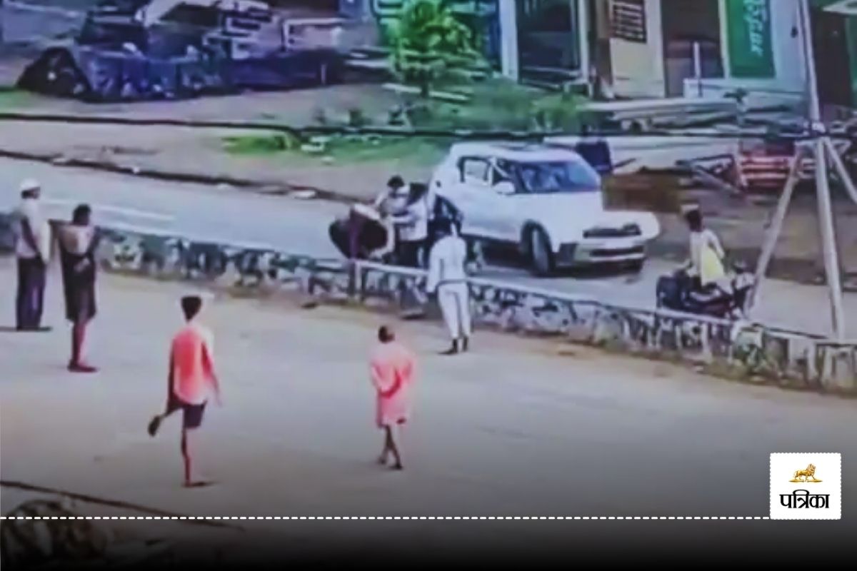 क्रेटा सवार बदमाशों का आतंक! बीच सड़क पर युवक को पीटा, CCTV में कैद हुई घटना,
पुलिस जांच में जुटी
