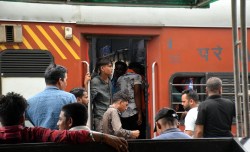 Railway लाइव : वेटिंग टिकट पर यात्रा बंद, जाना जरूरी तो टॉयलेट में सफर की मजबूरी - image