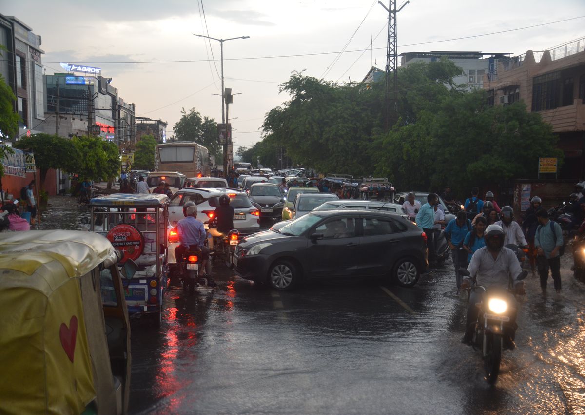 बारिश में फिर खुली सफाई की पोल, जलभराव में बहते दिखे अफसरों के दावे, जाम ने रोकी
शहर की रफ्तार, देखे तस्वीरों में