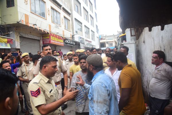 शहर के धानमंडी से धोली बावड़ी मार्ग पर से गुरुवार सुबह निगम ने कार्यवाही कर बोटल नेल खोला देखें