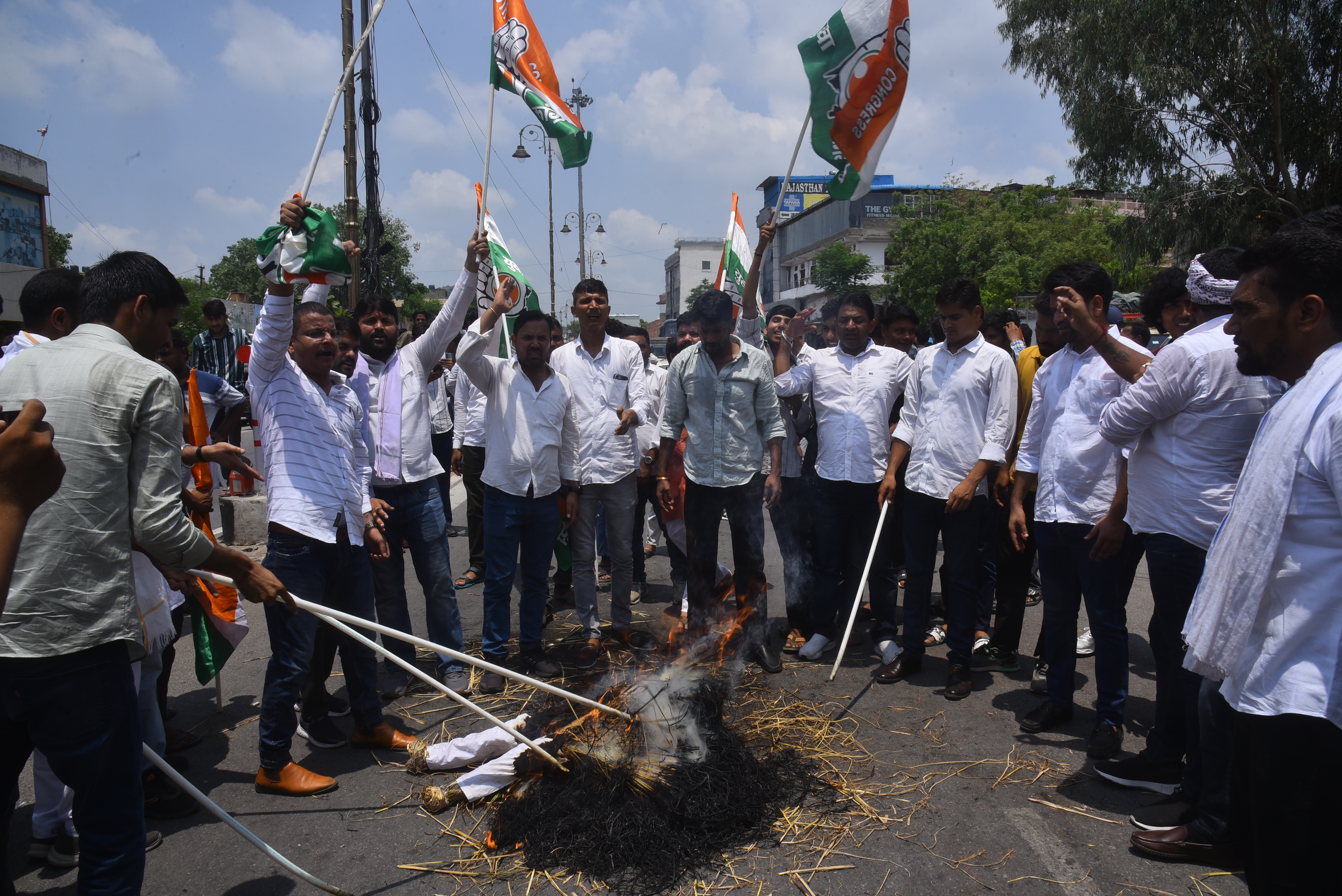 भाजपा प्रदेशाध्यक्ष सीपी जोशी के विरोध ने यूथ कांग्रेस का प्रदर्शन, देखें
तस्वीरें