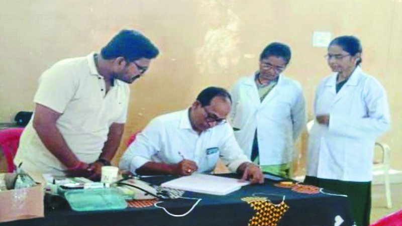 बालोद जिले के ग्राम सिकोसा में डायरिया के मामले सामने आए हैं। तीन दिन में लगभग 20 लोगों को उल्टी-दस्त व पेट दर्द की शिकायत मिली है। इस गांव से लगातार उल्टी-दस्त के मरीज मिलने के बाद स्वास्थ्य विभाग ने शनिवार रात व रविवार की सुबह दौरा किया। गांव में ही स्वास्थ्य कैम्प लगाकर ग्रामीणों की जांच की।