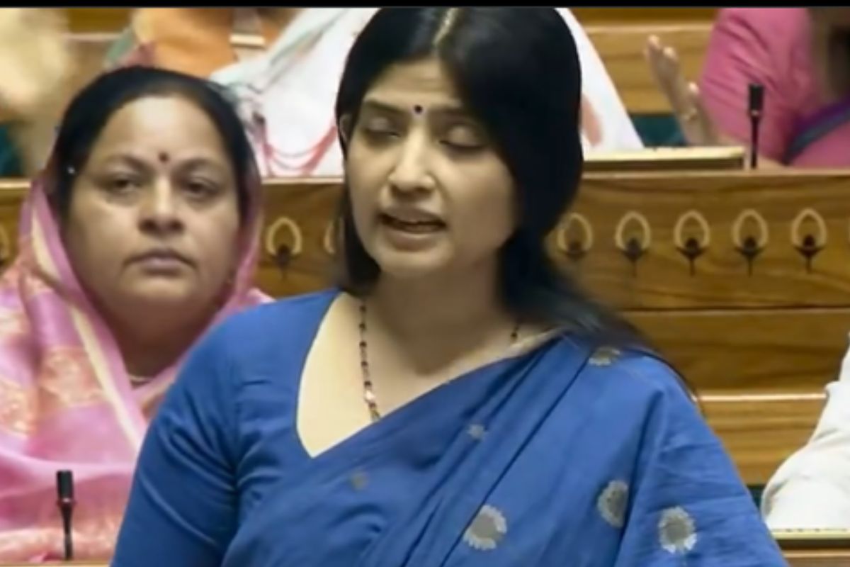 Dimple Yadav: मुझे लगता है हम अपने फर्ज से डगमगा रहे हैं…लोकसभा में डिंपल की
हुंकार पर छाया सन्नाटा