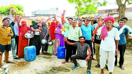 एक माह से नलकूप बंद, पेयजल के लिए भटक रहे ग्रामीण