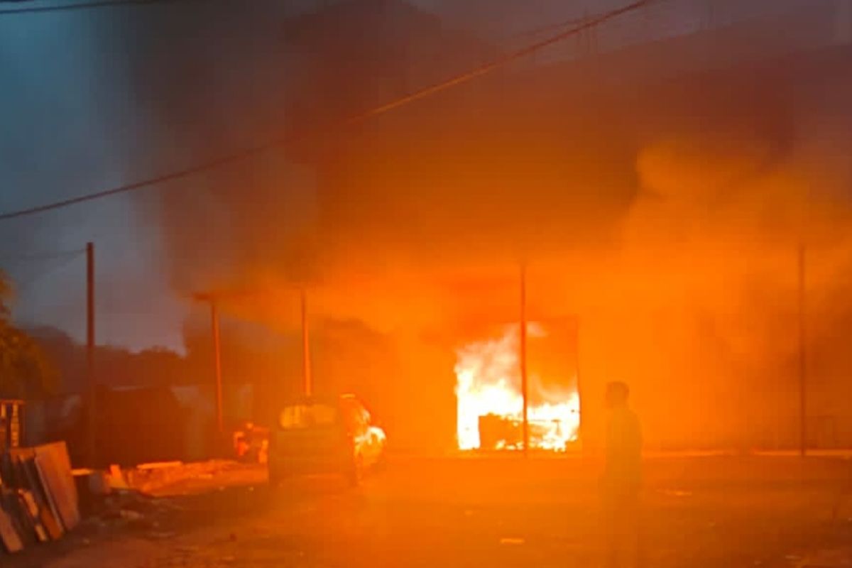 प्लाईवुड शॉरूम, कपड़े की दुकान जलकर राख, 6 घंटे में आग पर पाया काबू,देखें वीडियो