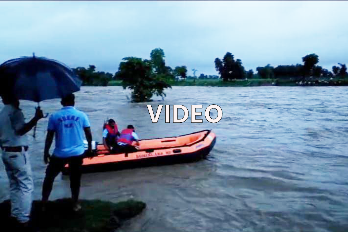 बाढ़ में फंसे थे 59 लोग, सामने आया हैरान करने वाला VIDEO