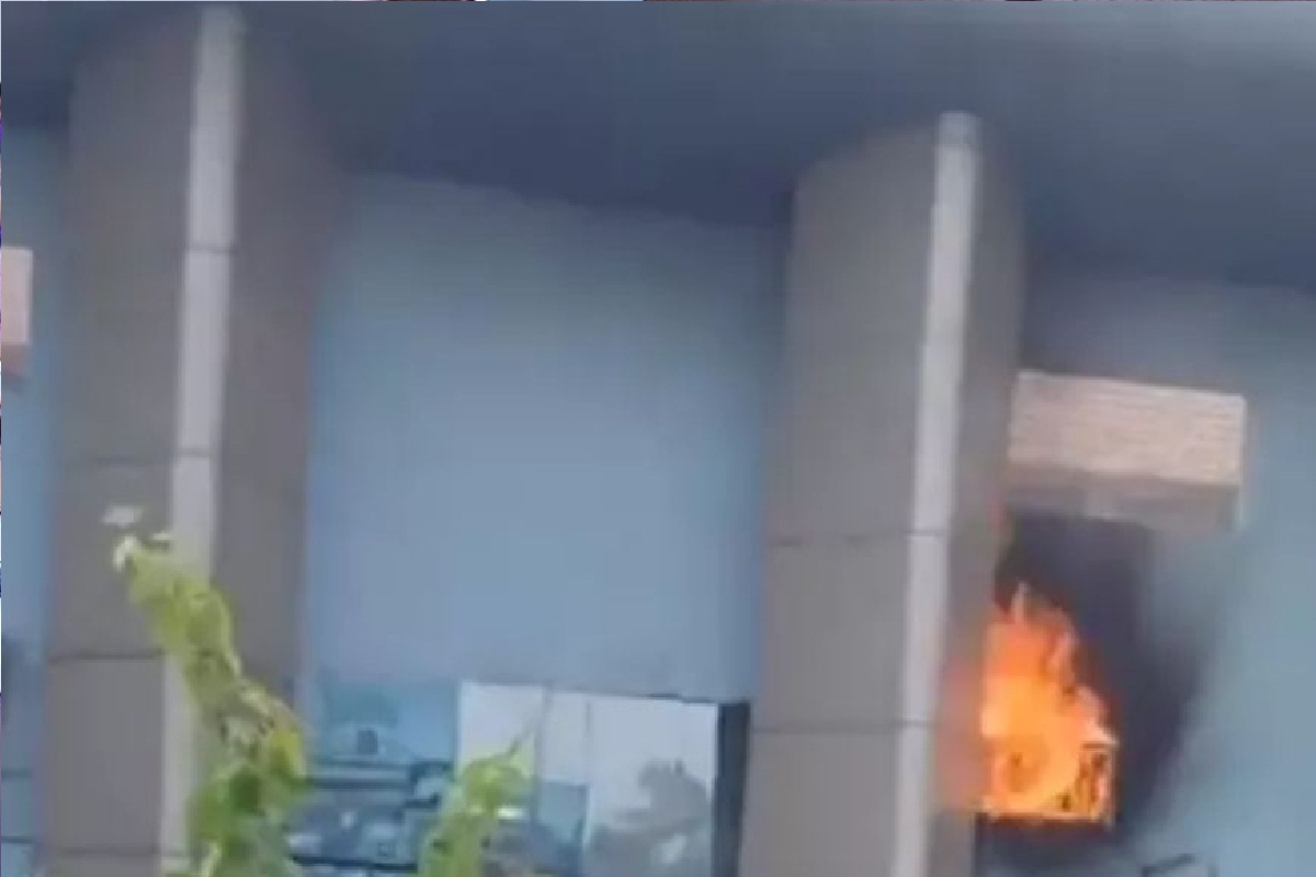 Fire Accident In Railway Station: रेलवे स्टेशन में लगी भीषण आग, कर्मचारियों ने
की बड़ी लापरवाही… मच गई भगदड़