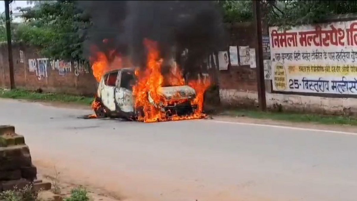 The burning car: video: चलती कार में लगी आग, दामाद व सास ने कूदकर बचाई जान, जलकर
हुई खाक