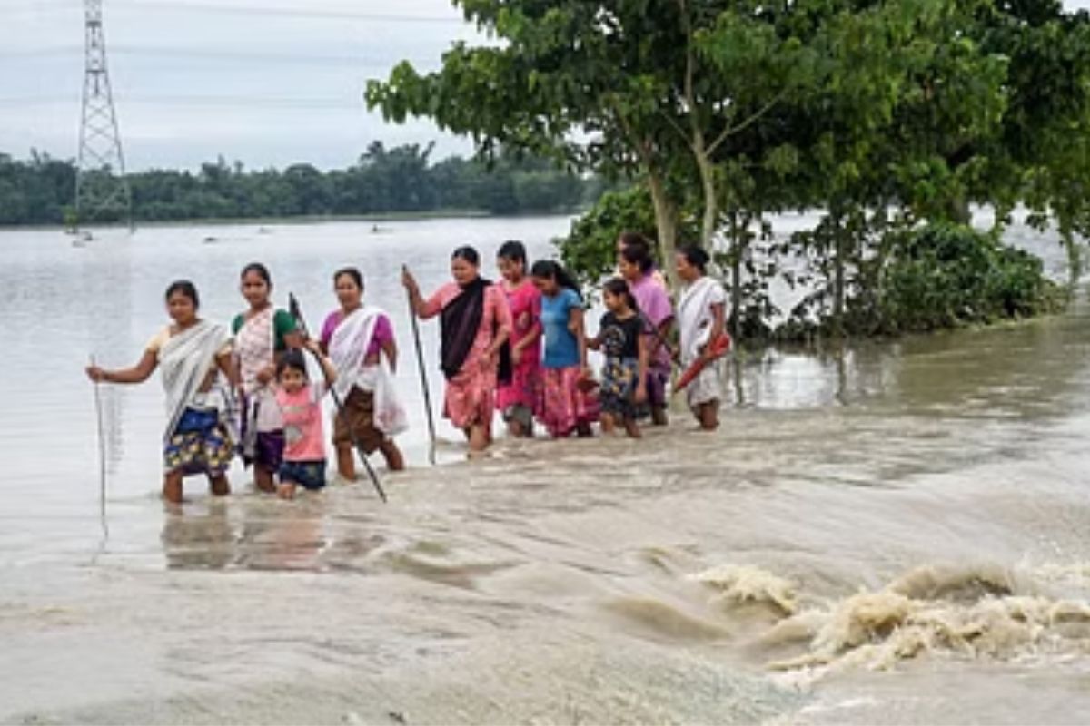 Monsoon 2024: यूपी के इस जिले में बाढ़ ने मचाई तबाही! अनिश्चितकाल के लिए छुट्टी
की घोषणा, सीएम ने लिया जायजा