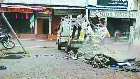 सोमवार को नगर पालिका के पास एक वीडियो आया, जिसमें एक व्यक्ति कचरा को खुलेआम गली में डंप करवा रहा था। पालिका ने उस व्यक्ति पर 500 रुपए का जुर्माना लगाया।