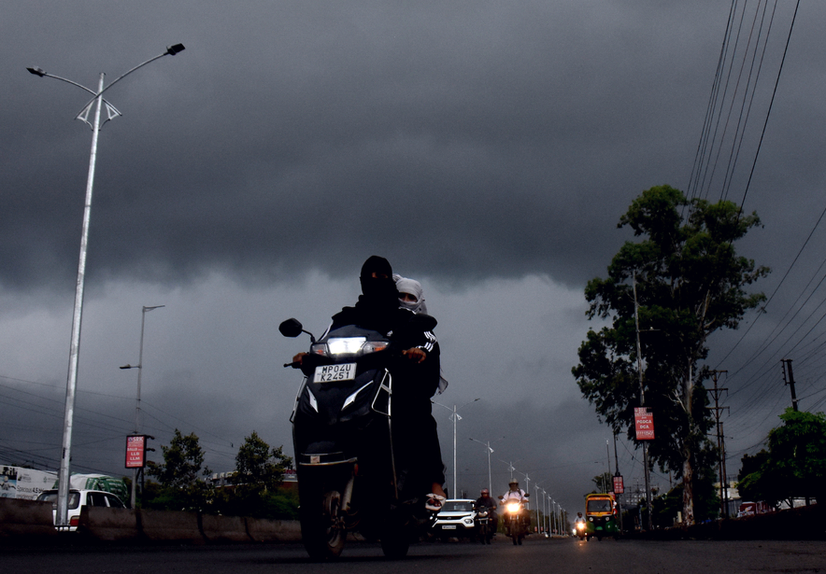 भोपाल शहर में रुक रुक कर में होती रही बारिश । कई हिस्सों काले बादल छाने के बाद
हुई बारिश। दृश्य नर्मदापुरम रोड़ का। फोटो सुभाष ठाकुर