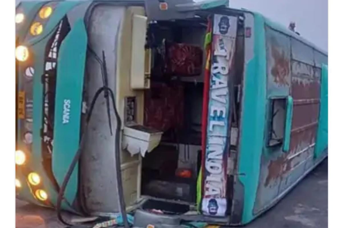 Purvanchal express way Accident: पूर्वांचल एक्सप्रेस-वे पर भीषण दुर्घटना…निजी बस
को ट्रक ने मारी टक्कर, 5 मरे