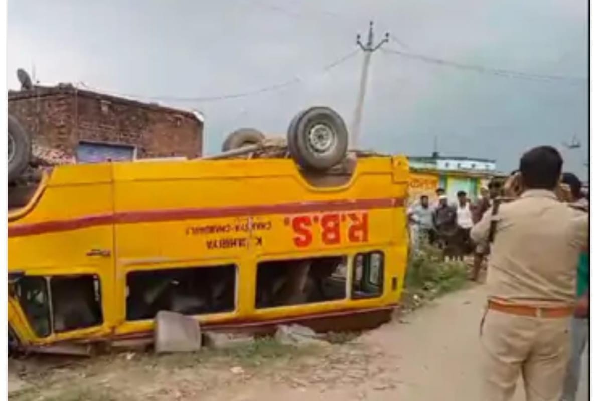 School bus accident: चंदौली में स्कूल बस पलटी, कई छात्र घायल…मची चीख पुकार