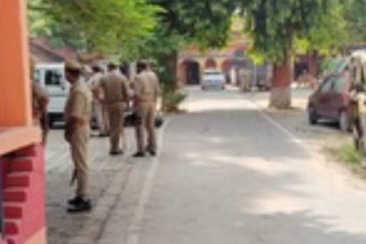 गोरखपुर में पुलिस और प्रशासन की संयुक्त टीम ने कई विभागों में मारा छपा, मचा रहा
हड़कंप
