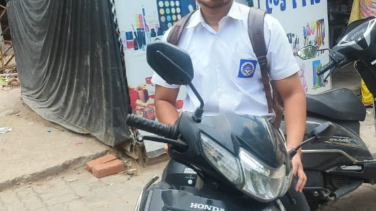 कानपुर: नाबालिग छात्र-छात्राओं के हाथ में स्कूटी, पुलिस ने पढ़ाया कानून का पाठ
देखें खास तस्वीरें